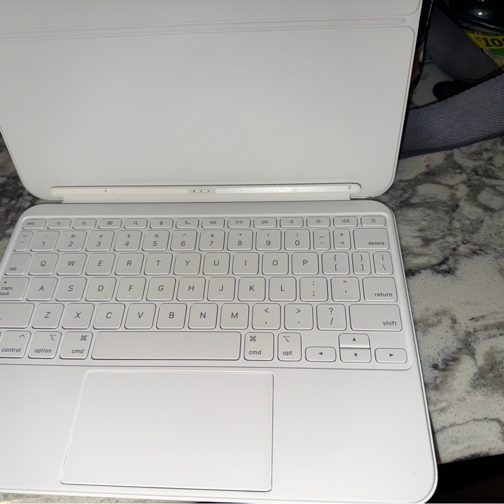 Apple Magic Keyboard for iPad 10th Gen. - Picture 5 of 6